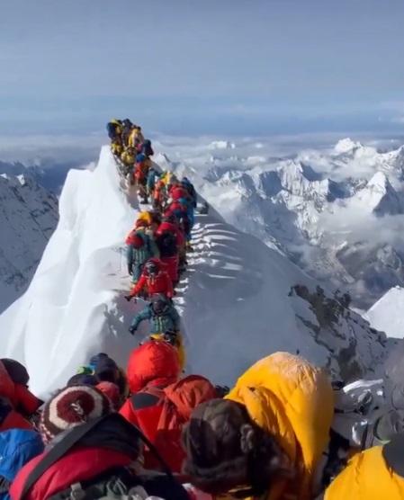 從本月25日上傳的影片可見,珠峰出現攻頂人龍。(互聯網)