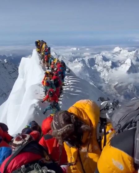 從本月25日上傳的影片可見,珠峰出現攻頂人龍。(互聯網)
