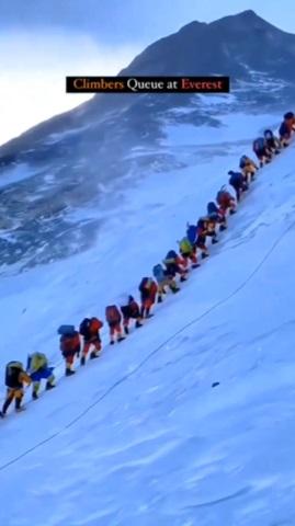 The Northerner於本月25日發布的片段,可見登山客抓著繩索,一個一個排隊攀上珠峰。(互聯網)
