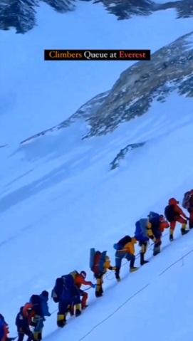 The Northerner於本月25日發布的片段,可見登山客抓著繩索,一個一個排隊攀上珠峰。(互聯網)