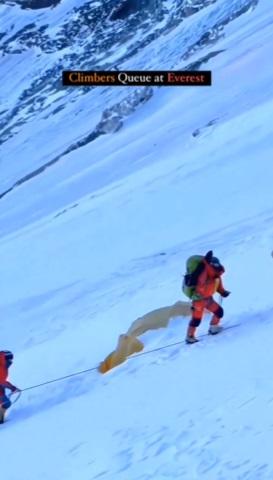 The Northerner於本月25日發布的片段,可見登山客抓著繩索,一個一個排隊攀上珠峰。(互聯網)