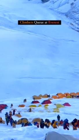 The Northerner於本月25日發布的片段,可見登山客抓著繩索,一個一個排隊攀上珠峰。(互聯網)
