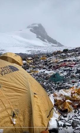 The Northerner發布片段,可見珠峰營地布滿廢棄物,看來髒亂。(互聯網)