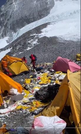 The Northerner發布片段,可見珠峰營地布滿廢棄物,看來髒亂。(互聯網)