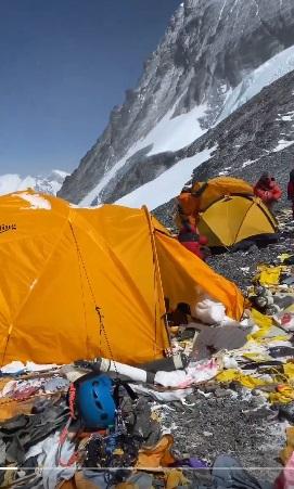 The Northerner發布片段,可見珠峰營地布滿廢棄物,看來髒亂。(互聯網)