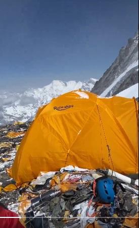 The Northerner發布片段,可見珠峰營地布滿廢棄物,看來髒亂。(互聯網)