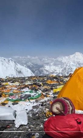 The Northerner發布片段,可見珠峰營地布滿廢棄物,看來髒亂。(互聯網)