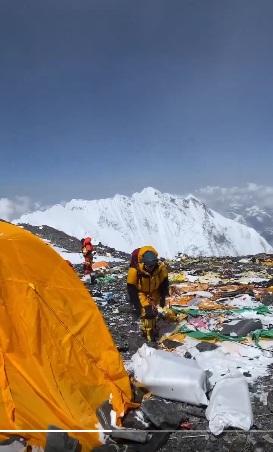 The Northerner發布片段,可見珠峰營地布滿廢棄物,看來髒亂。(互聯網)