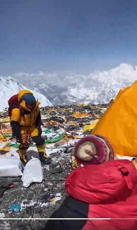 The Northerner發布片段,可見珠峰營地布滿廢棄物,看來髒亂。(互聯網)