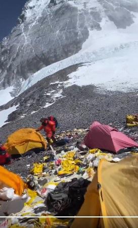 The Northerner發布片段,可見珠峰營地布滿廢棄物,看來髒亂。(互聯網)