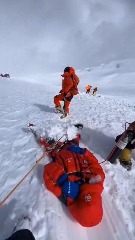 The Northerner發布片段,可見珠峰營地布滿廢棄物,看來髒亂。(互聯網)