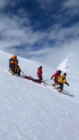 The Northerner發布片段,可見珠峰營地布滿廢棄物,看來髒亂。(互聯網)