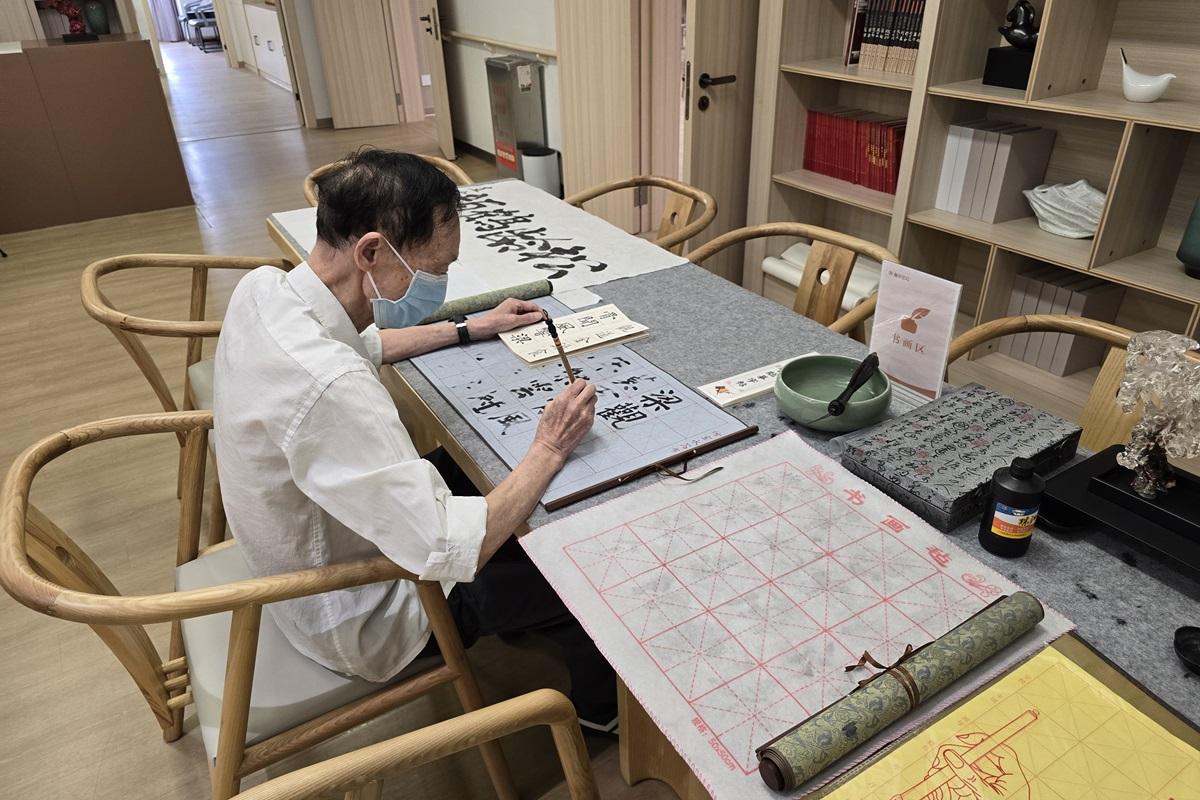 院舍內有充足空間可隨意揮筆,方便長者重拾昔日喜好。(機構提供)