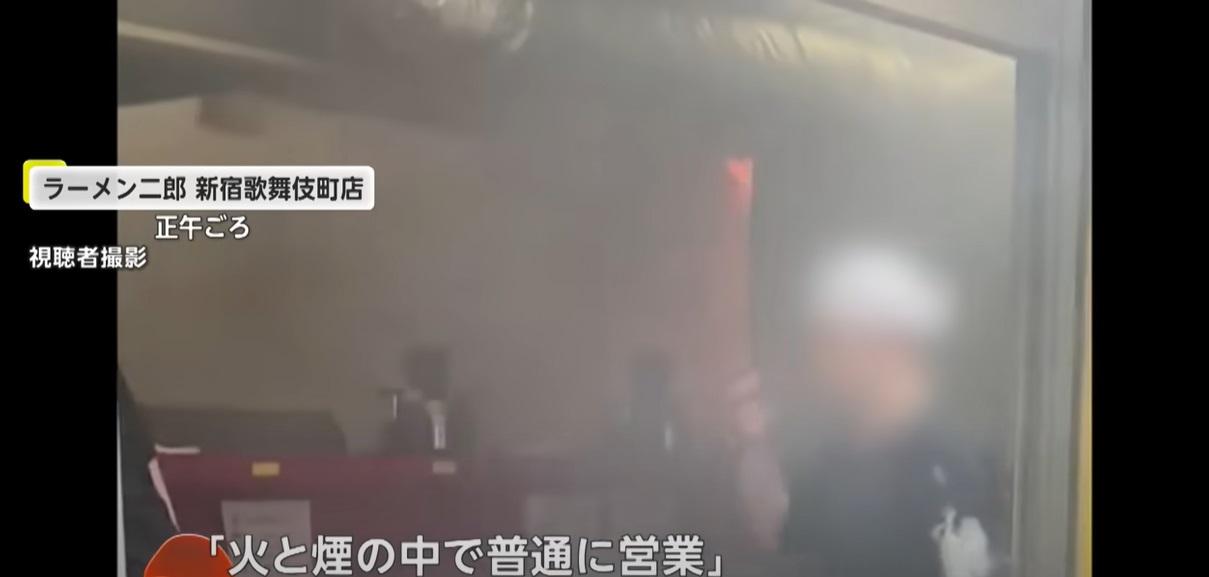 火勢愈來愈大,店員留在現場。(互聯網)