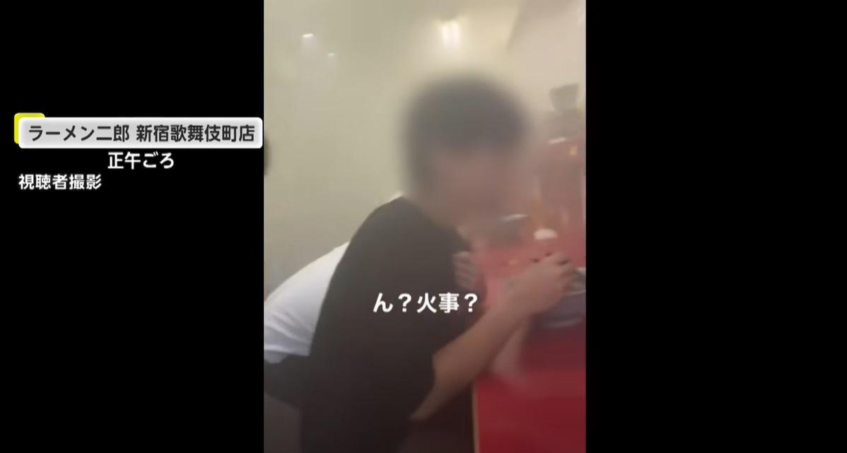 店內濃煙密布,顧客繼續吃麵,沒有立即離開。(互聯網)