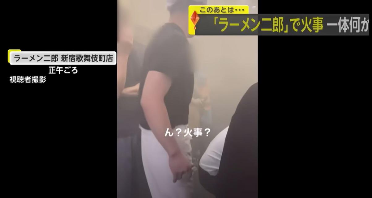 店內濃煙密布,店員繼續招呼客人。(互聯網)