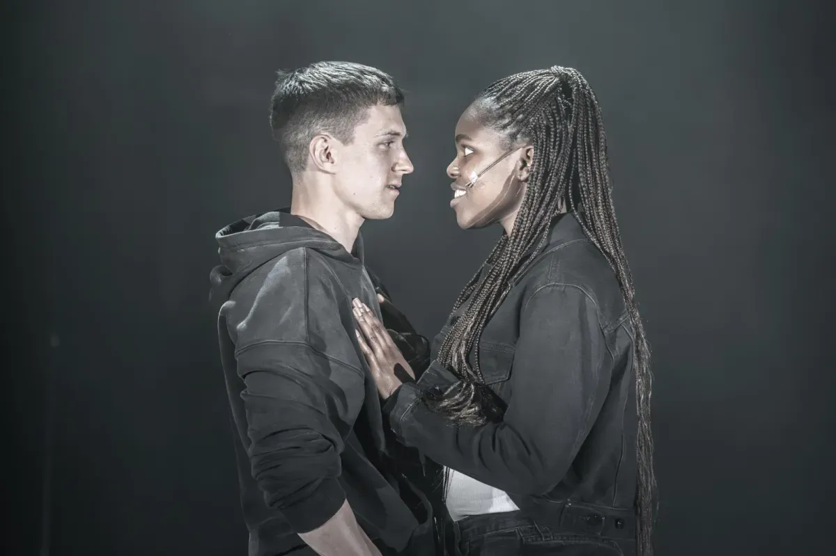 湯姆賀倫與Francesca Rivers合演舞台劇《羅密歐與茱麗葉》,照片一出進一步刺激網民。