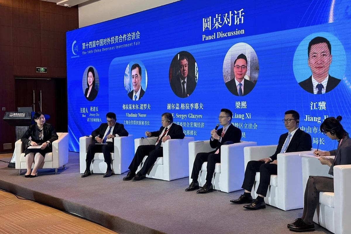 梁熙(右三)是「中國對外投資合作洽談會」唯一香港代表。(梁熙FB)