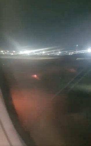 客機降落時,起初隱約見到火光。(互聯網)