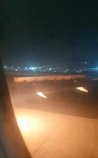 客機在路道滑行時,引擎火勢猛烈。(互聯網)