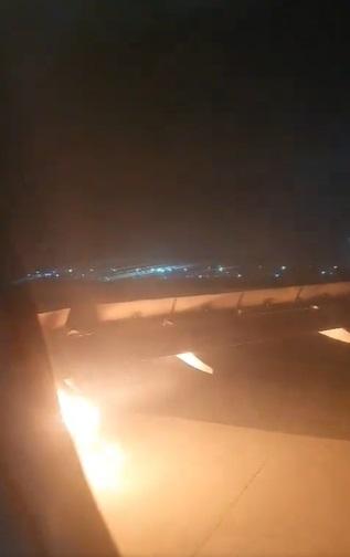 客機在路道滑行時,引擎火勢猛烈。(互聯網)