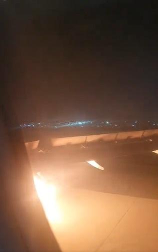 客機在路道滑行時,右邊機翼下方冒出火團。(互聯網)