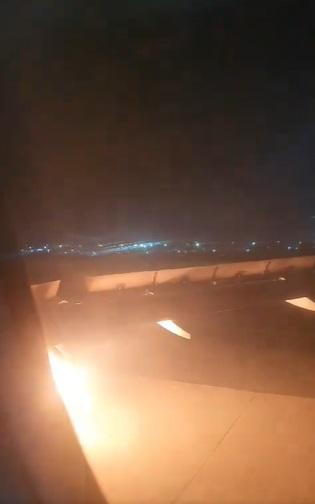 客機在路道滑行時,右邊機翼下方冒出火團。(互聯網)