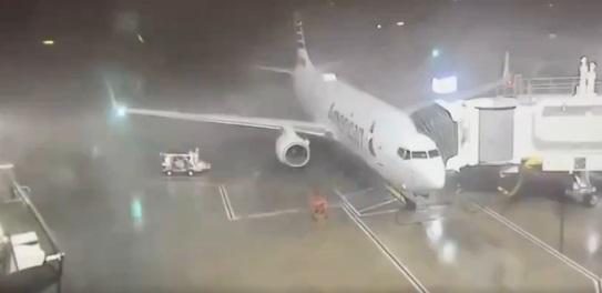 客機初時連接著空橋。(互聯網)