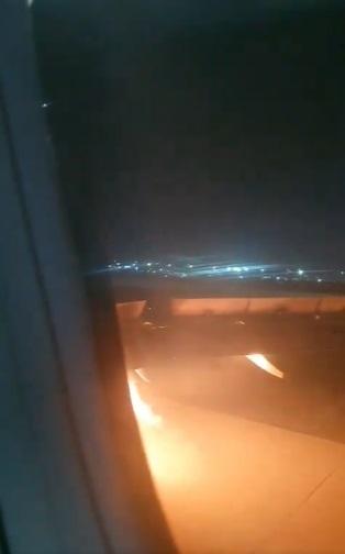 客機在路道停下,右邊機翼下方火勢繼續燃燒。(互聯網)