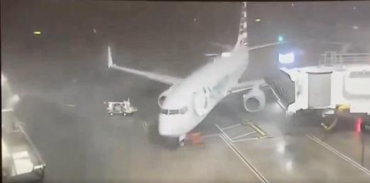 客機被強風吹開,脫離空橋。(互聯網)
