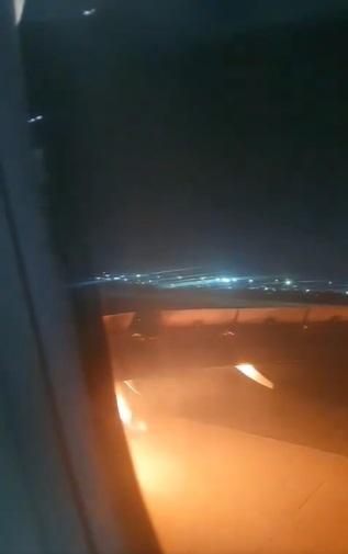 客機在路道停下,右邊機翼下方火勢繼續燃燒。(互聯網)