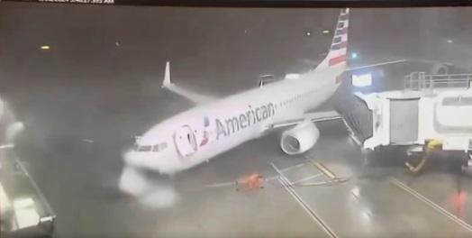 客機滑行,與空橋有一段距離。(互聯網)