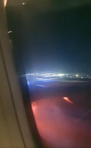 客機在路道停下,右邊機翼下方燃燒並冒煙。(互聯網)