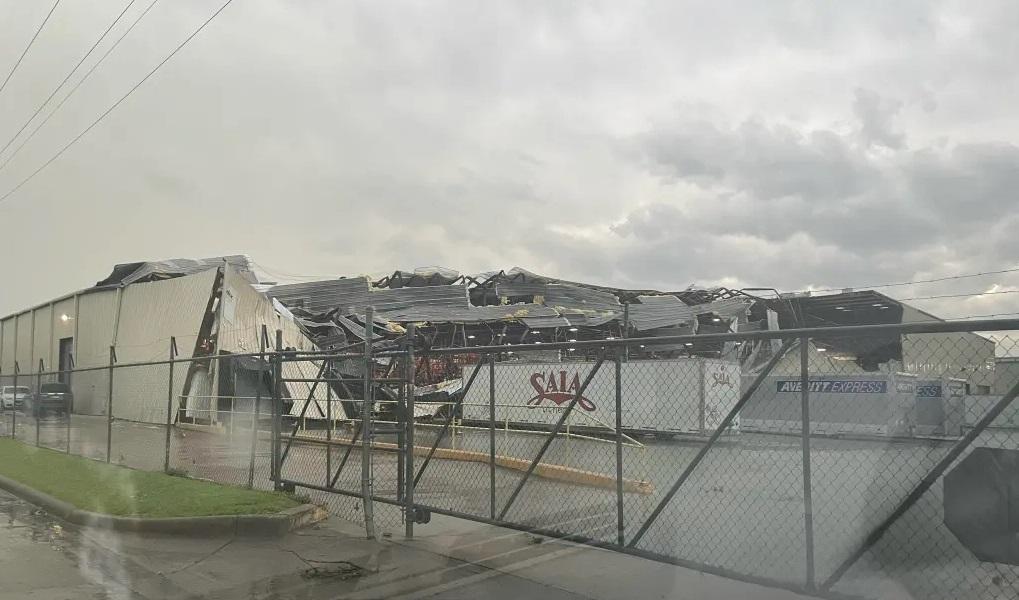 機場附近大型商業倉庫屋頂坍塌。(互聯網)