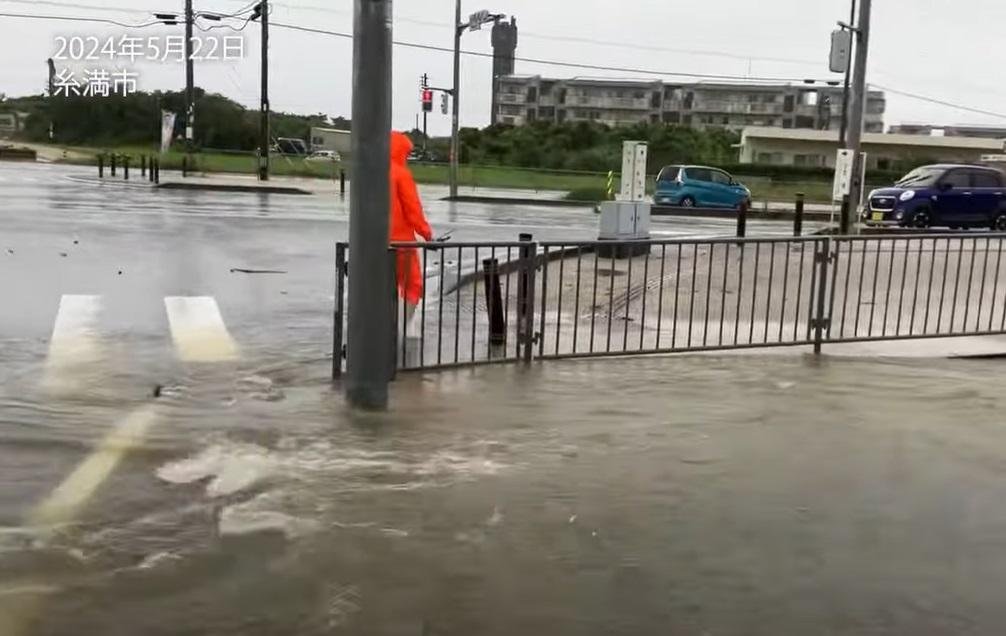 沖繩縣糸滿市街道淹浸。(互聯網)