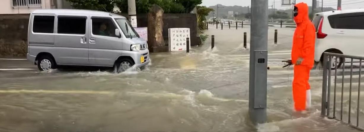 沖繩縣糸滿市水浸,車輛涉水前進。(互聯網)