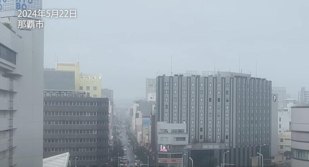 沖繩那霸市大雨,一片灰濛濛。(互聯網)