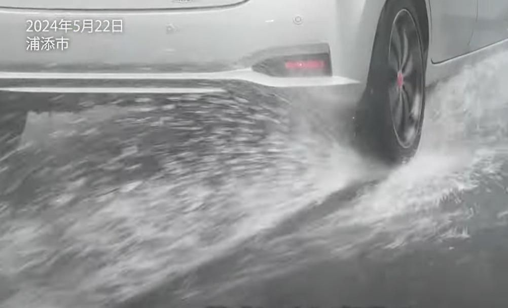 沖繩浦添市馬路積水。(互聯網)