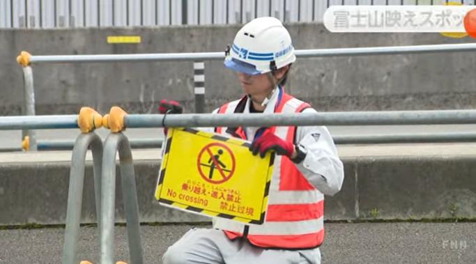 工程人員在橋上行車道裝設欄柵,並懸掛「禁止進入」警告牌。(互聯網)