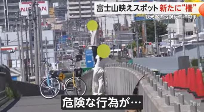 FNN畫面顯示,有人爬上大橋石壆打卡。(互聯網)