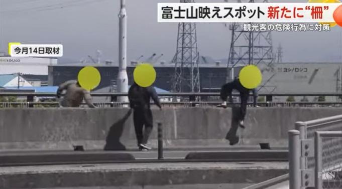 FNN畫面顯示,有人闖入大橋行車道拍攝後離開。(互聯網)