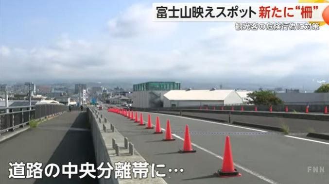 橋上行車道裝設欄柵。(互聯網)