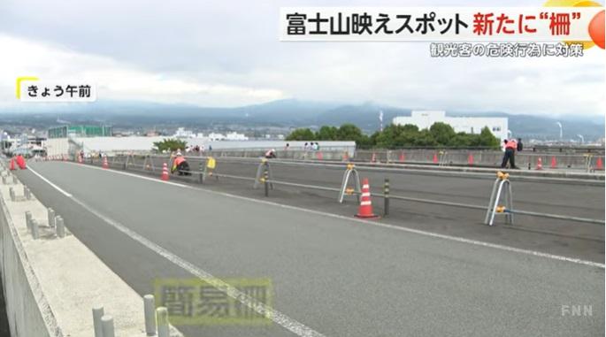 橋上行車道裝設欄柵。(互聯網)