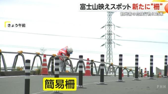 工程人員在橋上行車道裝設欄柵。(互聯網)