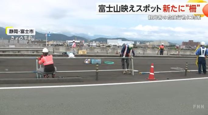 工程人員在橋上行車道裝設欄柵。(互聯網)