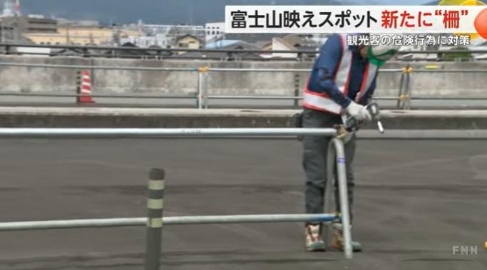 工程人員在橋上行車道裝設欄柵。(互聯網)