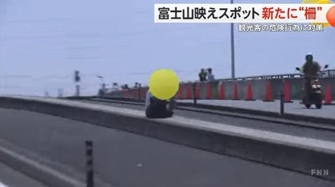 FNN畫面顯示,有人闖入大橋的行車道中央分隔區逗留拍攝。(互聯網)