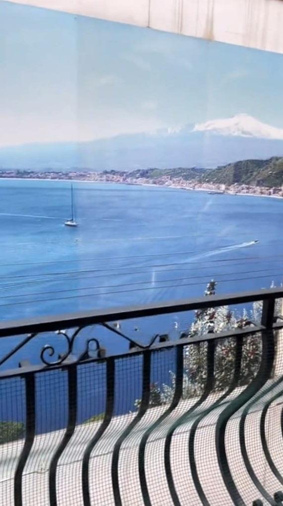 房間有靚海景,但真相可從畫面頂部慢慢看出。(互聯網)