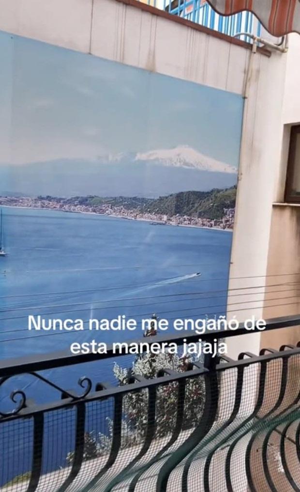 「海景」只是對面建築物牆上一張巨型海報。(互聯網)