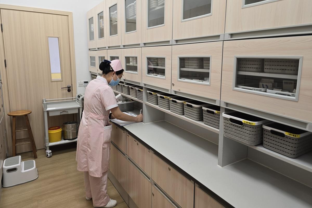 暢享薈內設有藥房,儲存入住長者所需要服用的藥物,由職員按時同一派發予長者服用。(機構提供)